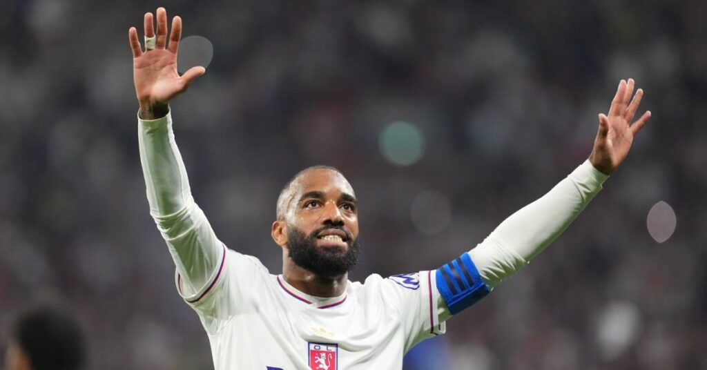 Alexandre-Lacazette-1.jpg