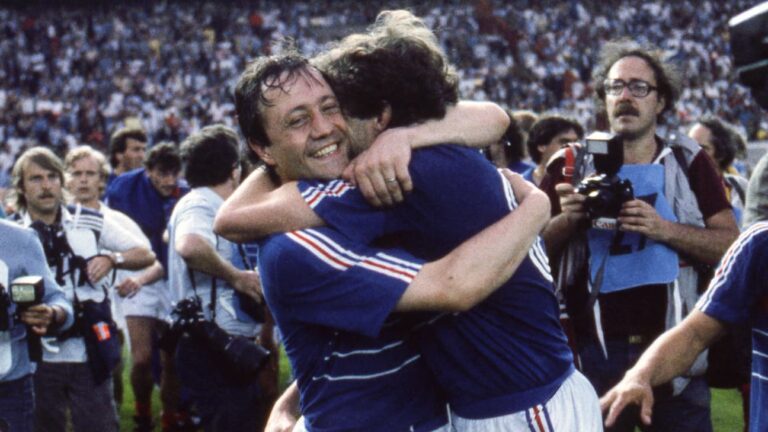 Bernard-Lacombe-et-Luis-Fernandez-lors-de-la-finale-de-l-Euro-1984-remportee-par-l-equipe-de-France.jpeg