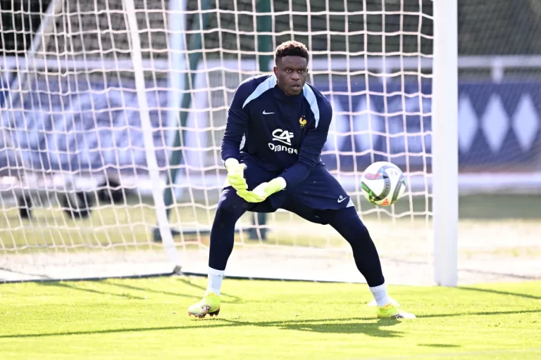 Brice-Samba-avec-lequipe-de-France-@Alamy.webp.webp