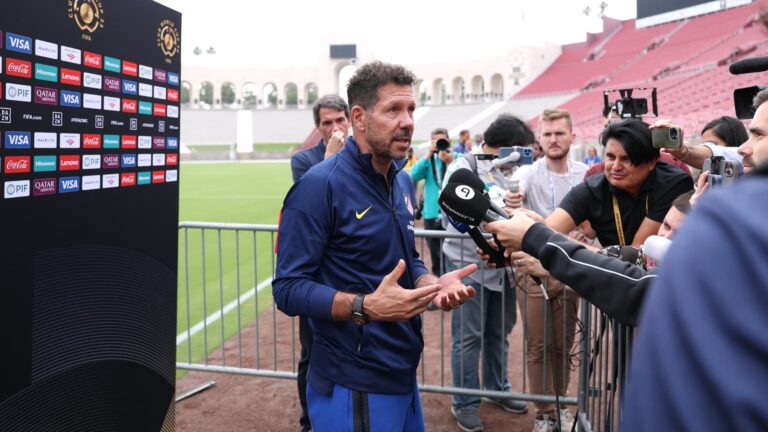 Diego-Simeone-lors-d-un-point-presse-avant-le-debut-de-la-Coupe-du-monde-des-clubs-le-14-juin-2025-2.jpeg