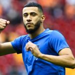 Younes-Belhanda-le-poing-serre-avant-un-match-avec-Galatasaray-en-mai-2022-2098766.jpg