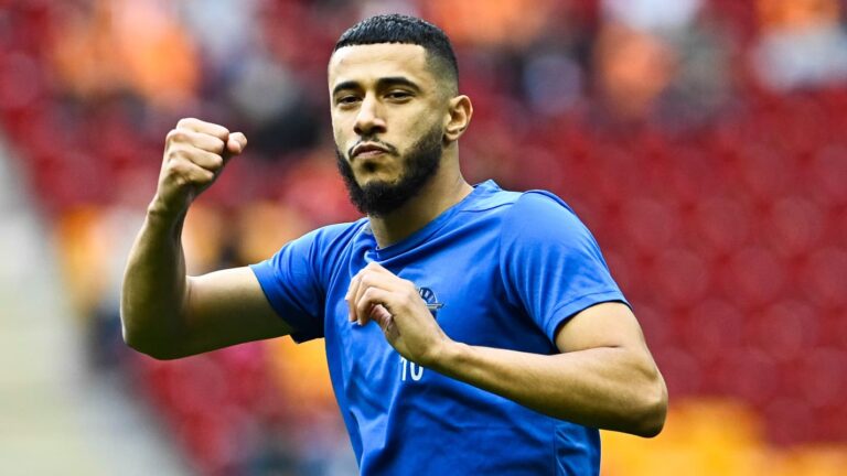 Younes-Belhanda-le-poing-serre-avant-un-match-avec-Galatasaray-en-mai-2022-2098766.jpg