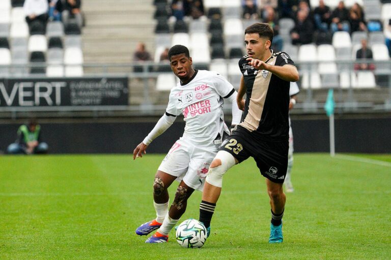 saint-etienne-fonce-sur-un-joueur-d-ajaccio-iconsport_242156_0176-394847.jpg