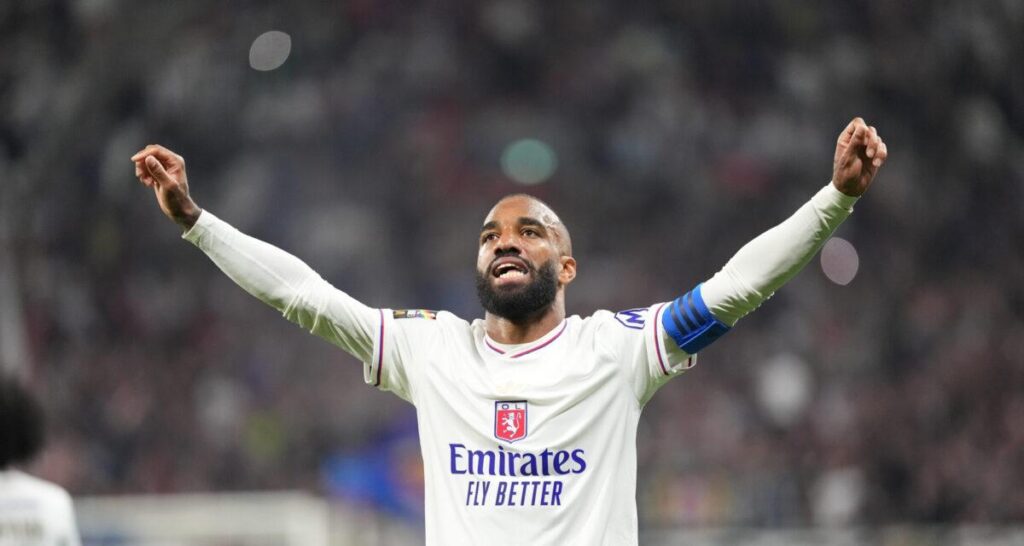 1200-L-alexandre-lacazette-signe-officiellement-en-arabie-saoudite.jpg