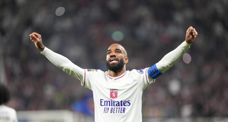 1200-L-alexandre-lacazette-signe-officiellement-en-arabie-saoudite.jpg