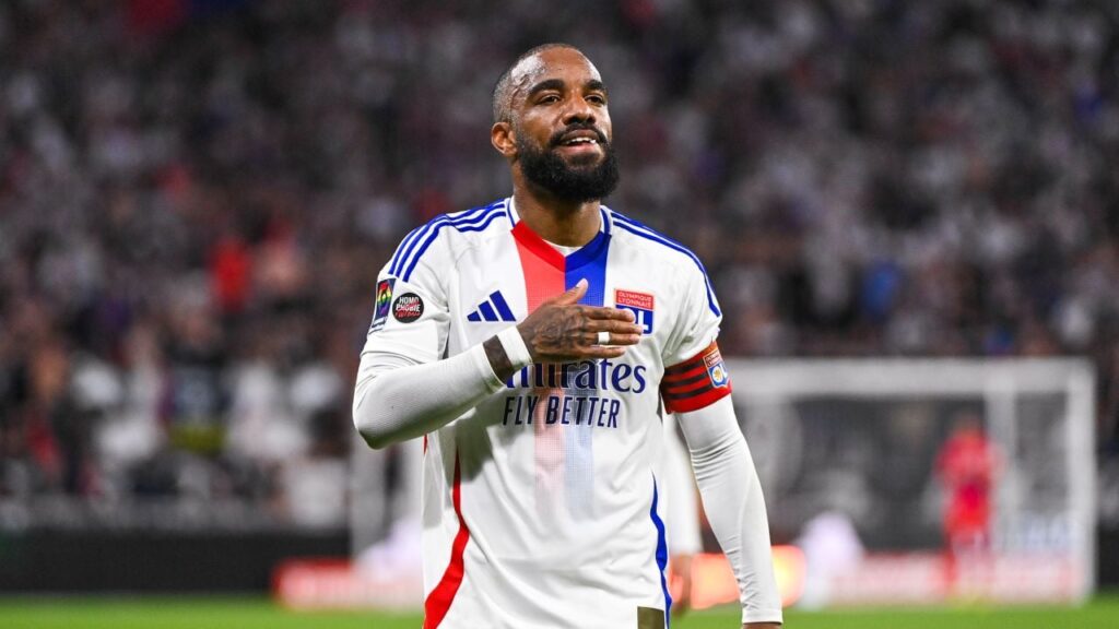 Alexandre-Lacazette-OL-main-sur-le-coeur.jpg