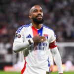 Alexandre-Lacazette-OL-main-sur-le-coeur.jpg