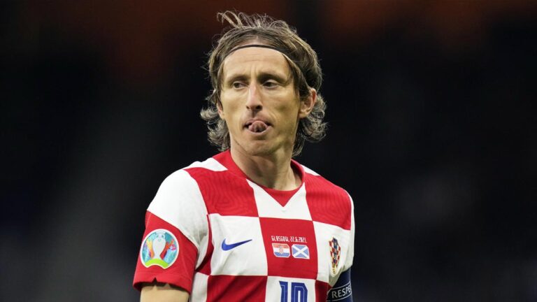 euro2020-crosco-modric-60d24758727e5.jpg
