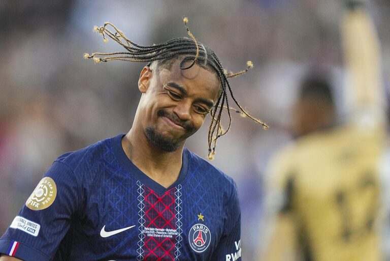 psg-luis-enrique-dechire-l-offre-pour-barcola-iconsport_262716_0105-395235.jpg