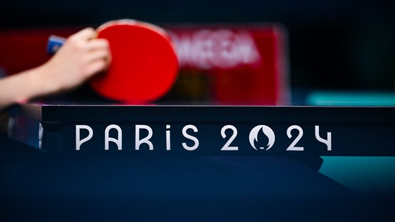 Un-gros-plan-sur-une-raquette-de-tennis-de-table-pendant-les-JO-2024-a-Paris-1962917.jpg