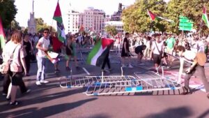 manifestations-propalestiniennes-le-tour-d-espagne-interrompu-13h-1509-68c8125f72b49552446834.jpg