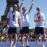 Simon-Gauzy-avec-les-freres-Lebrun-et-Jules-Rolland-sur-le-podium-de-presentation-des-athletes-a-Par.jpeg