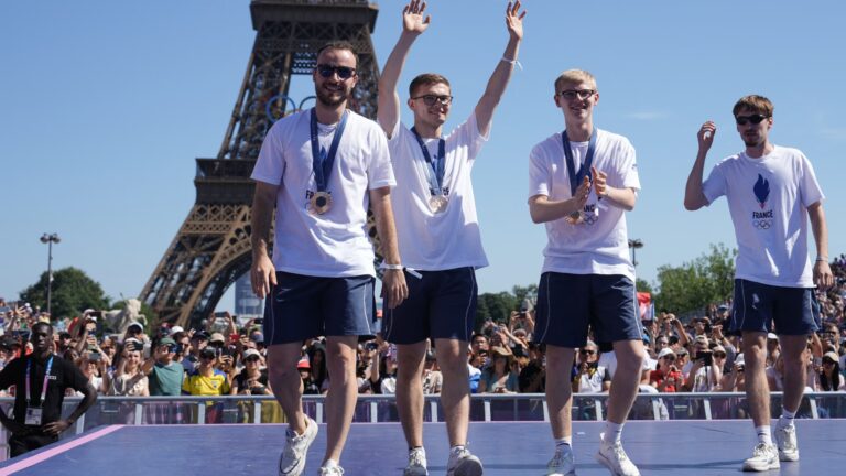 Simon-Gauzy-avec-les-freres-Lebrun-et-Jules-Rolland-sur-le-podium-de-presentation-des-athletes-a-Par.jpeg