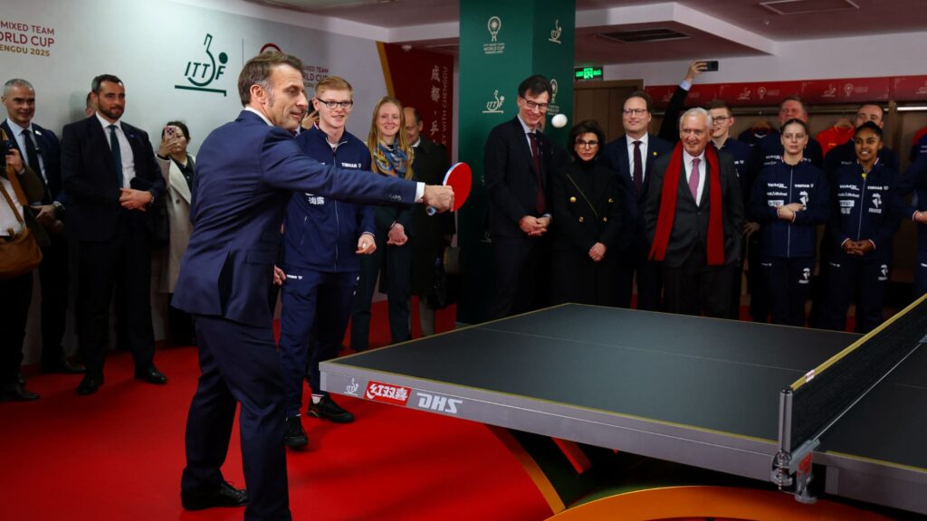 Emmanuel-Macron-et-Felix-Lebrun-pendant-un-double-improvise-de-ping-en-Chine-le-5-decembre-2025-2195.jpeg